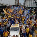 Clemente Bravo y Carlos Falquez, candidatos a Prefecto de El Oro y Alcalde de Machala, acompañados de miles de personas caminaron por la 25 de Junio.