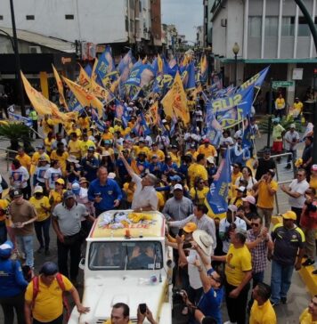 Clemente Bravo y Carlos Falquez, candidatos a Prefecto de El Oro y Alcalde de Machala, acompañados de miles de personas caminaron por la 25 de Junio.