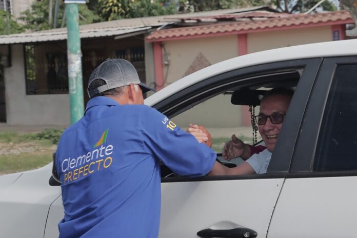 Clemente Bravo, candidato a la Prefectura, durante sus recorridos recibe el cariño de la gente.