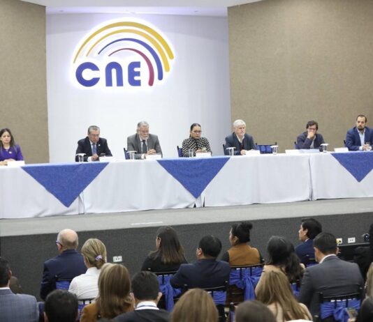 Los 17 moderadores de cada provincia recibieron los sobres cerrados y sellados con las inquietudes formuladas por el Comité Nacional de Debates, ante la presencia del Dr. Alexis Jurado, notario octogésimo cuarto del cantón Quito.