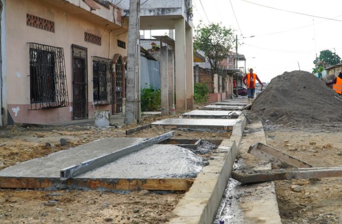 El Alcalde César Encalada realiza la obra para beneficiar a 10 mil familias. La contratista construyó 2.700 ml de bordillos con cunetas, sumideros, instaló redes de alcantarillado, agua potable y ejecuta hormigonado de aceras, en total son 1.350 metros lineales de calles.
