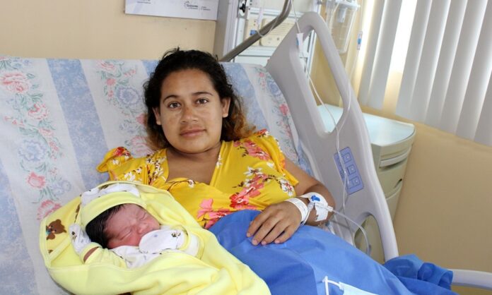 Su madre María Mercedes Santos Macas, de 23 años, oriunda de la ciudad de Huaquillas, está muy contenta con el nacimiento de su tercer niño y agradeció al personal médico del Hospital Teófilo Dávila, quienes amanecieron el 2023 asistiendo el nacimiento de su bebe.