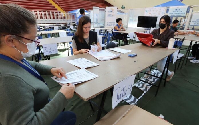 El pasado 9 de febrero, la Junta Especial del Exterior inició el recuento de votos correspondientes a las actas de escrutinio que presentaron novedades en el sufragio en la modalidad presencial. En total, arribaron al país 425 paquetes electorales.