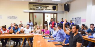 El Alcalde Darío Macas, presidió la sesión del COE Cantonal, donde se emitieron nuevas resoluciones ante la emergencia suscitada por el sismo en la ciudad. Asistieron representantes de distintas instituciones de control y emergencia, gerentes de empresas públicas y funcionarios municipales.
