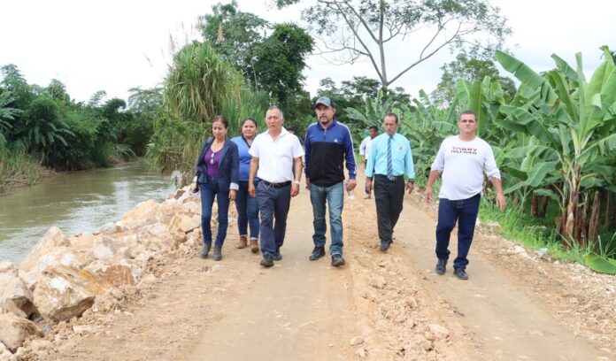 El prefecto Clemente Bravo explicó que la solución definitiva sería ampliar la caja hidráulica del río para aumentar la capacidad del afluente y disminuir los riesgos de desbordamientos.