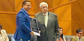 Voltaire Medina Orellana fue nombrado Profesor Honorario de la Facultad de CCSS de la UTMACH, en el marco de la sesión solemne por los 51 años de la entidad académica.