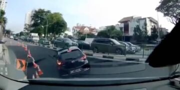 Un socavón de 3 metros se traga un auto con su conductora en Singapur